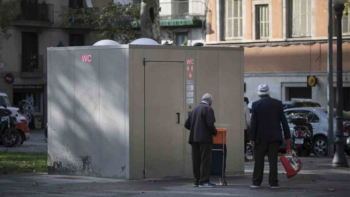 Ciutat Vella volverá a tener aseos públicos en las calles