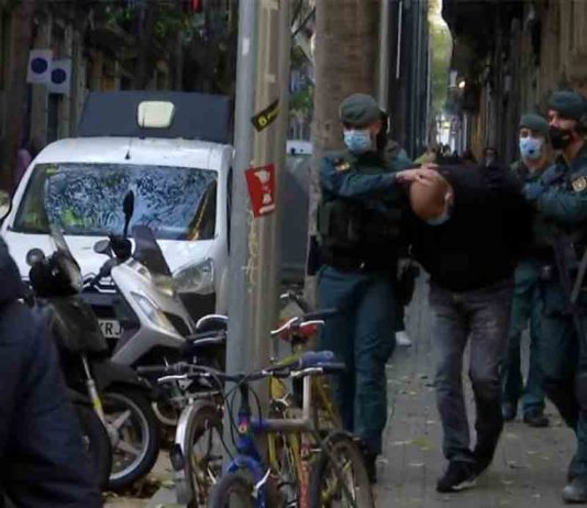 12 registros y 14 detenidos en una operación contra el tráfico de drogas en Poble Sec Operación contra el tráfico de drogas en Poble Sec