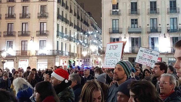 Protesta ante la Generalitat por las nuevas restricciones de la Covid