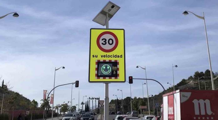 Protegim les escoles. Barcelona instalará radares en los entornos escolares Barcelona se llenará de radares en los entornos escolares