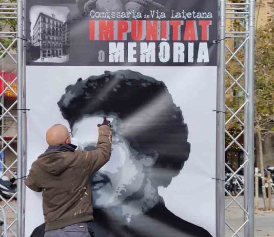 Un mural de Roc Blackblock insta a la transformación de la comisaría de Via Laietana Un mural de Roc Blackblock insta a la transformación de la comisaría de Via Laietana