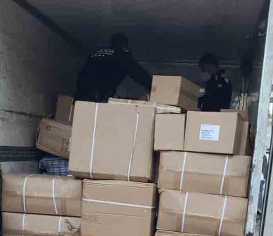 Encuentran 1.000 cajas de medicamentos dentro de un camión en Nou Barris Encuentran 1.000 cajas de medicamentos dentro de un camión en Nou Barris