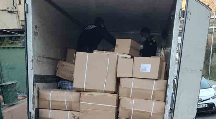 Encuentran 1.000 cajas de medicamentos dentro de un camión en Nou Barris Encuentran 1.000 cajas de medicamentos dentro de un camión en Nou Barris