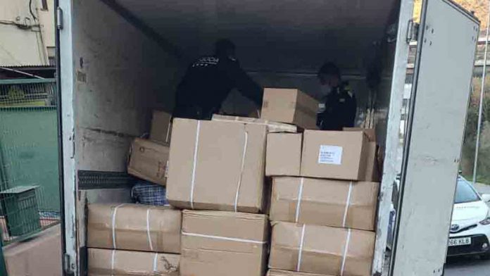 Encuentran 1.000 cajas de medicamentos dentro de un camión en Nou Barris