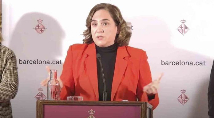 Colau sobre la querella: ‘Quedará en nada, ya que el Ayuntamiento hace bien las cosas’ Colau sobre la querella: "Quedará en nada, ya que el Ayuntamiento hace las cosas bien"