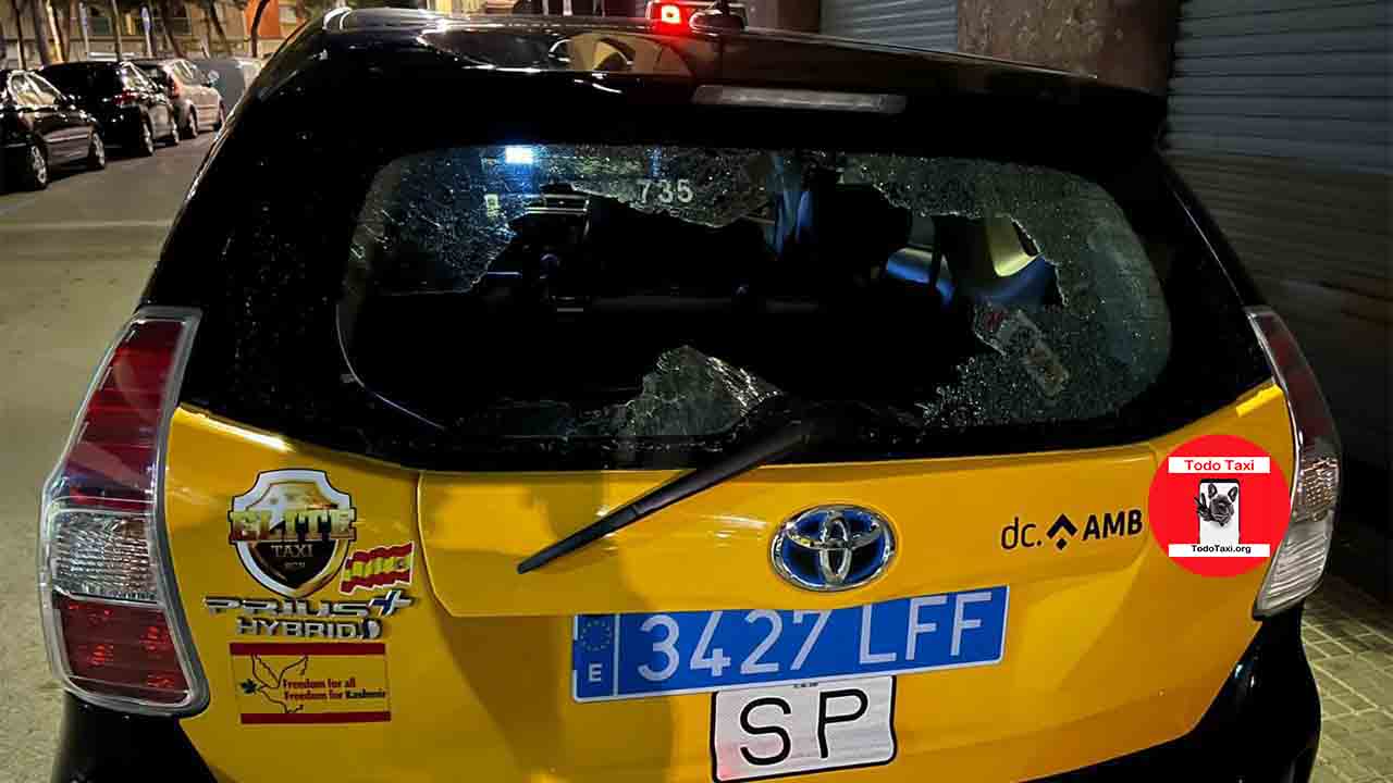 Atacan y destrozan el coche a un taxista en Hospitalet de Llobregat
