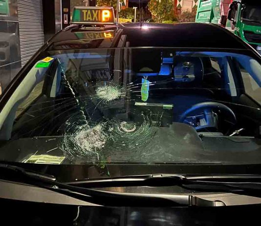 Atacan y destrozan el coche a un taxista en Hospitalet de Llobregat Atacan y destrozan el coche a un taxista en Hospitalet de Llobregat