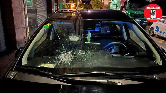 Atacan y destrozan el coche a un taxista en Hospitalet de Llobregat