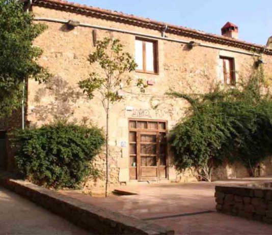 La masía de Can Miralletes, en el Camp de l’Arpa del Clot, acogerá actividades infantiles El Ayuntamiento rehabilitará la masía de Can Miralletes en el Camp de l'Arpa del Clot