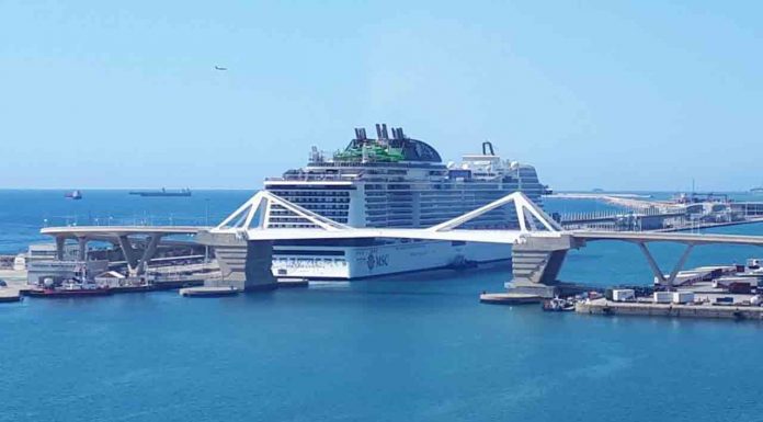 Llega a Barcelona el crucero msc Grandiosa después de dejar a varios pasajeros en Italia Llega a Barcelona el crucero msc Grandiosa después de dejar a varios pasajeros en Italia