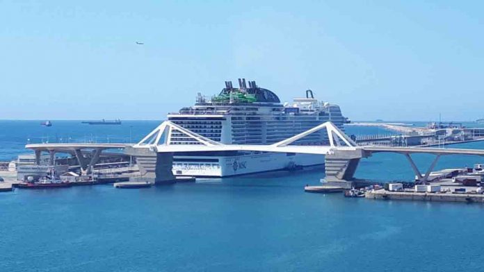 Llega a Barcelona el crucero msc Grandiosa después de dejar a varios pasajeros en Italia