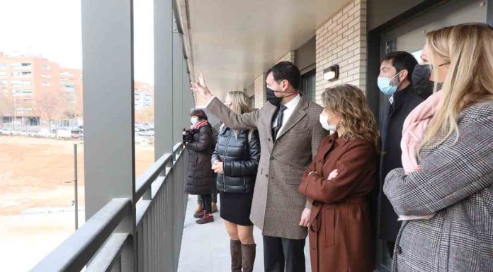 Raquel Sánchez visita la promoción de 80 viviendas de alquiler asequible en Badalona Raquel Sánchez con M Eugenia Gay y Rubén Guijarro en Badalona