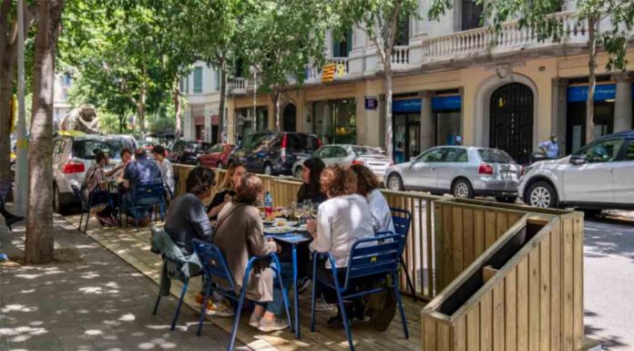 Collboni visita el punto de información de terrazas de la restauración Jaume Collboni visita el punto de información de terrazas de la restauración