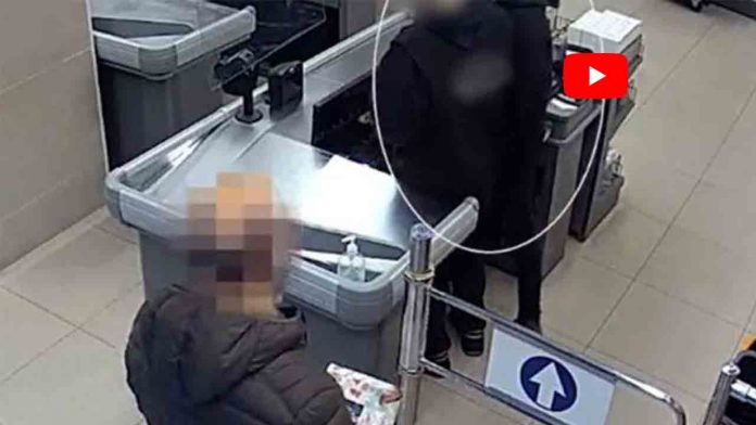 Un Mosso fuera de servicio reduce a un ladrón con un cuchillo en un supermercado