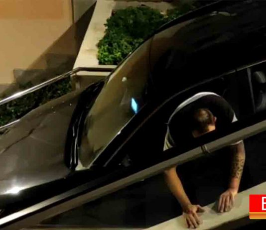 Vídeo: Un Cabify se queda enganchado en unas escaleras del Carmel Un cabify se queda enganchado en unas escaleras del Carmel