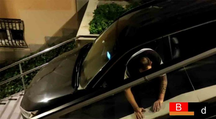 Vídeo: Un Cabify se queda enganchado en unas escaleras del Carmel Un cabify se queda enganchado en unas escaleras del Carmel