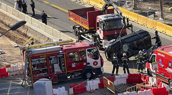 Un coche cae en una de las zanjas en las obras de la Meridiana Un coche cae en una de las zanjas en las obras de la Meridiana
