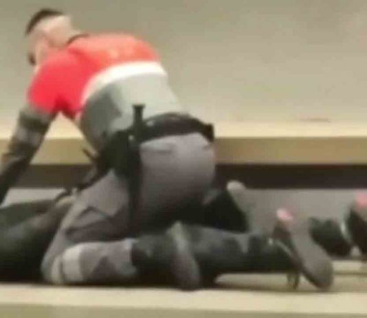 Vídeo: Un hombre ebrio a punto de caer a las vías en la estación de Vilapicina Un hombre ebrio a punto de caer a las vías en la estación de Vilapicina