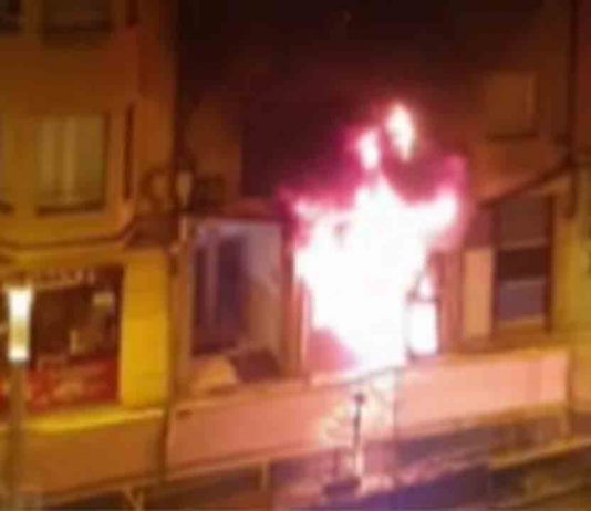 Un hombre pega fuego a un local donde vivían una pareja y su hijo Un hombre pega fuego a un local donde vivían una pareja y su hijo