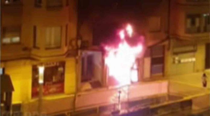 Un hombre pega fuego a un local donde vivían una pareja y su hijo Un hombre pega fuego a un local donde vivían una pareja y su hijo