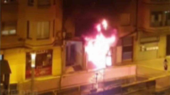 Un hombre pega fuego a un local donde vivían una pareja y su hijo