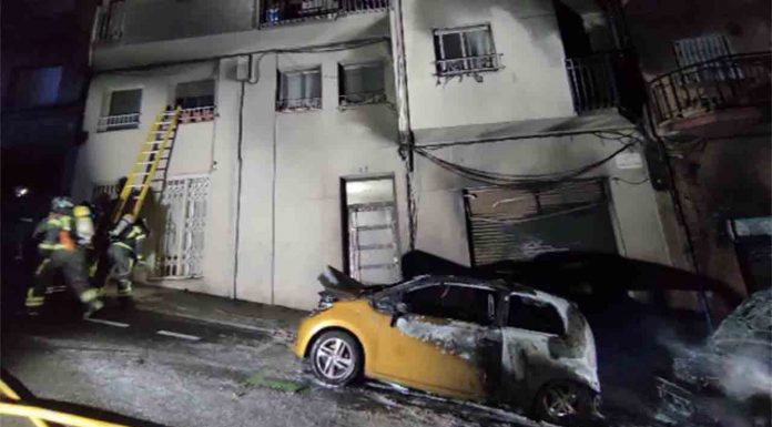 Un incendio en el Carmel obliga a desalojar dos edificios Un incendio en el Carmel obliga a desalojar dos edificios