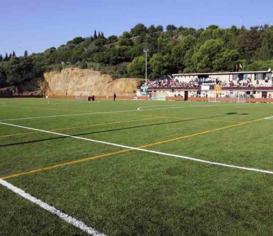 Barcelona renueva el césped de 17 campos de fútbol municipales Barcelona renueva el césped de 17 campos de fútbol municipales