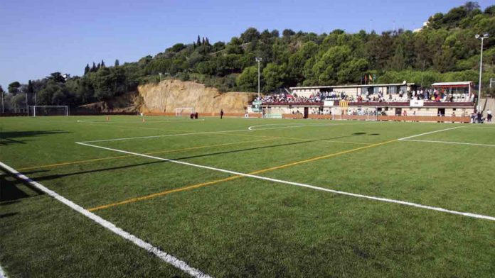 Barcelona renueva el césped de 17 campos de fútbol municipales