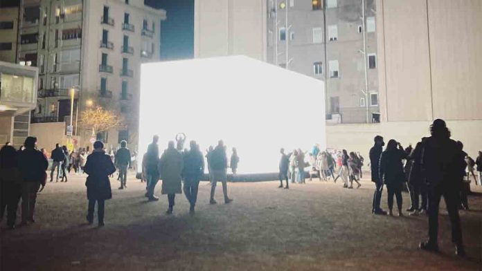 El festival Llum BCN desconecta la instalación 'Espectre' antes de hora