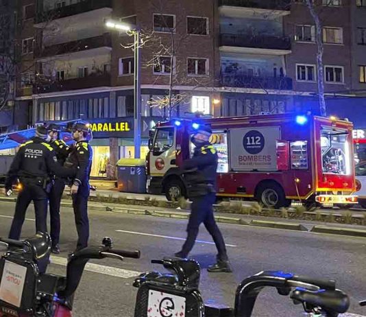 Un herido en un incendio en un piso del Paralelo Un herido en un incendio en un piso del Paralelo