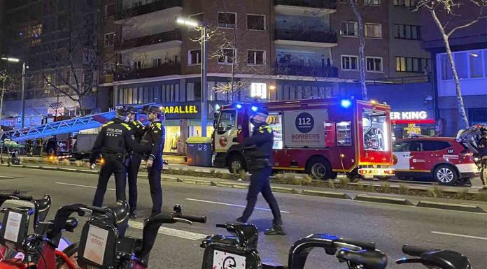 Un herido en un incendio en un piso del Paralelo Un herido en un incendio en un piso del Paralelo