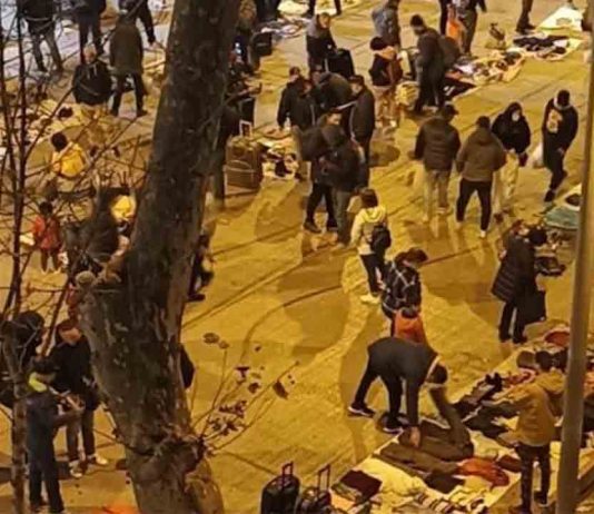 Los vecinos del barrio de Sant Antoni contra el ‘mercado de la miseria’ Los vecinos de Sant Antoni contra el 'mercado de la miseria'