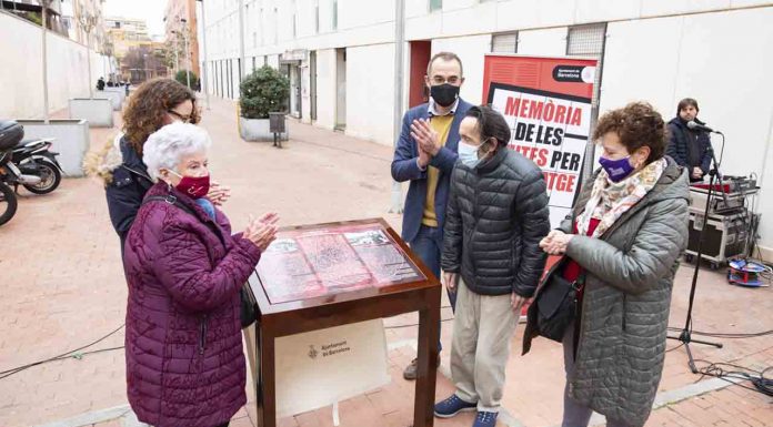 Homenaje a las mujeres de los Lavaderos de las Casas del Gobernador Atril en Homenaje a las mujeres de los Lavaderos de las Casas del Gobernador