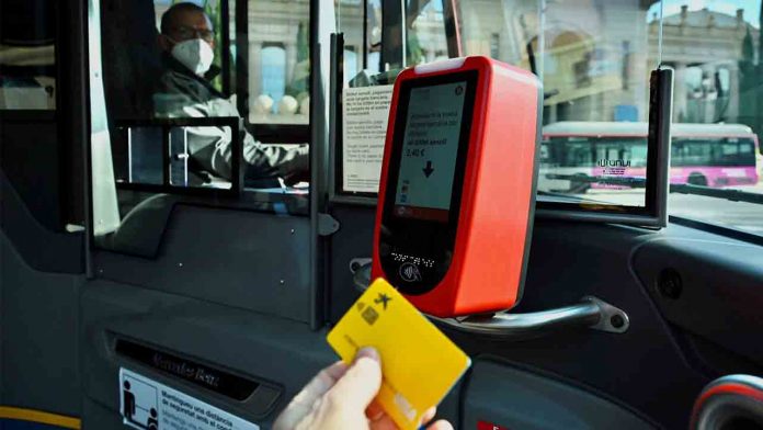 Ya se puede pagar el billete sencillo de Bus con tarjeta de crédito