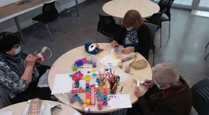 Taller de máscaras para los mayores de las viviendas de Quatre Camins Taller de máscaras para los mayores de las viviendas de Quatre Camins