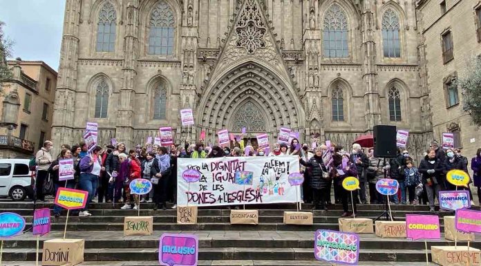 Concentración reclamando igualdad para la mujer en la iglesia Concentración reclamando igualdad para la mujer en la iglesia