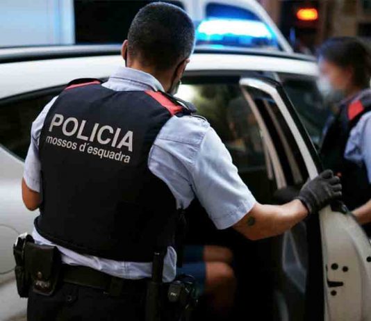 Detenido un ladrón en el Eixample que accedía a los pisos escalando Detenido un ladrón en el Eixample que accedía a los pisos escalando