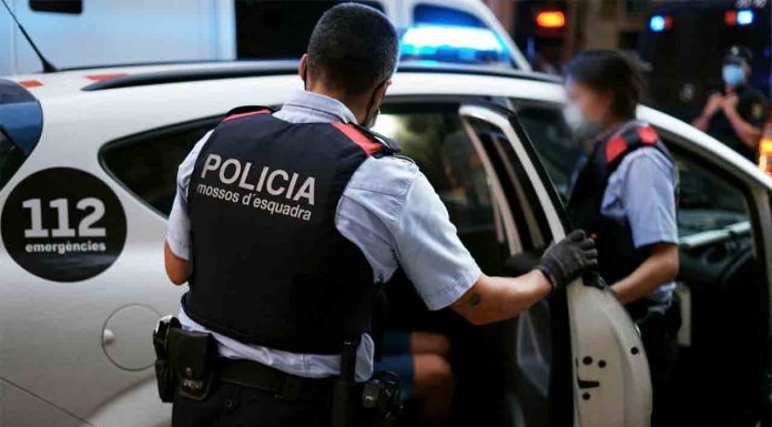Detenido tras robar a una mujer y herirla gravemente al caer por unas escaleras en Montjuïc Detenido un ladrón en el Eixample que accedía a los pisos escalando