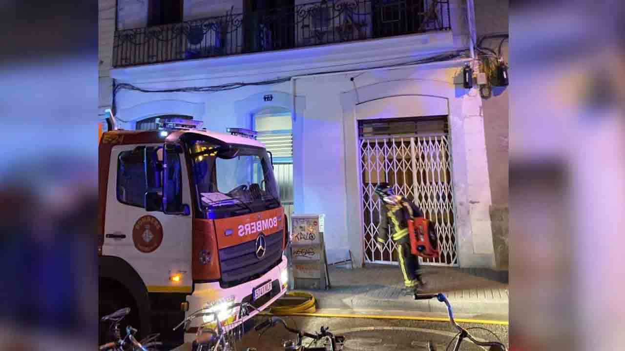 Los bomberos rescatan por la fachada a tres vecinos de Poble Sec en un incendio