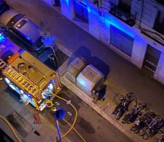 Los bomberos rescatan por la fachada a tres vecinos de Poble Sec en un incendio Los bomberos rescatan por la fachada a tres vecinos de Poble Sec en un incendio