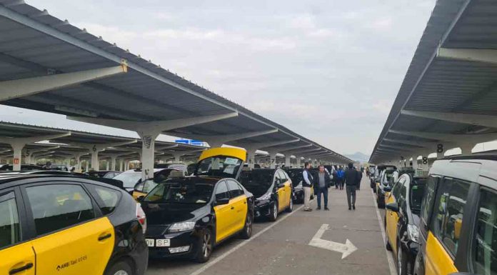 Los taxistas inician la marcha lenta desde el aeropuerto al Parlament Los taxistas inician la marcha lenta desde el aeropuerto al Parlament