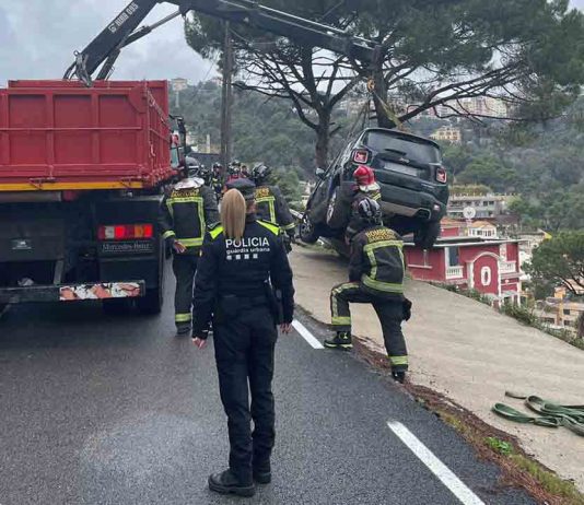 Rescatan un coche a punto de caer por un barranco en Vallvidrera Rescatan un coche a punto de caer por un barranco en Vallvidrera
