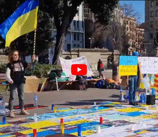 Un mosaico en la plaza Catalunya recuerda a las víctimas y rechaza la guerra de Ucrania Un mosaico en la plaza Catalunya recuerda a las víctimas y rechaza la guerra de Ucrania