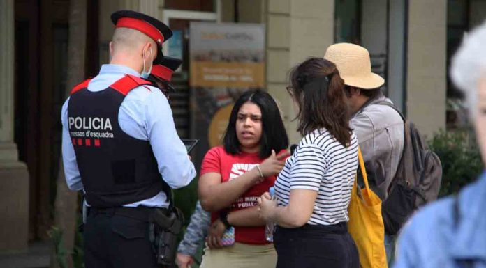 Desahucian a una mujer con un bebé de un piso del arzobispado de Barcelona Desahucian a una mujer con un bebé de un piso del arzobispado de Barcelona