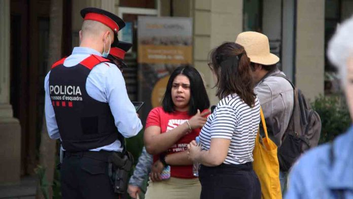 Desahucian a una mujer con un bebé de un piso del arzobispado de Barcelona