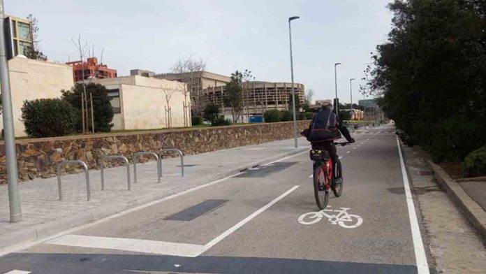 Entra en servicio el nuevo tramo de carril bici en la Diagonal, entre Pío XII y la facultad de Empresariales