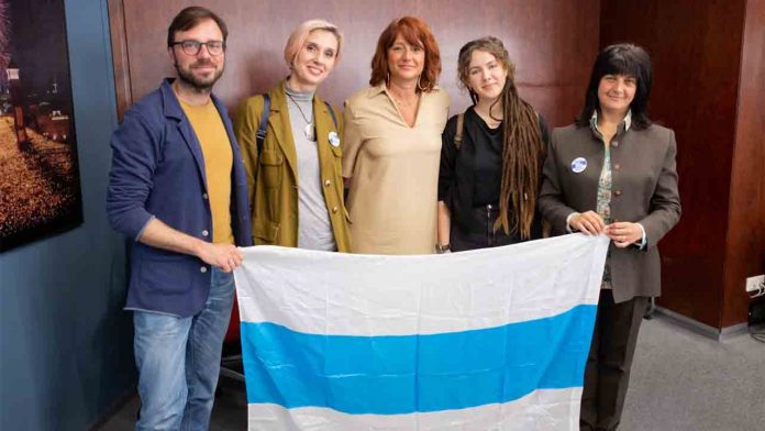 Laia Bonet recibe a representantes de la comunidad rusa en Barcelona opuestos a Putin