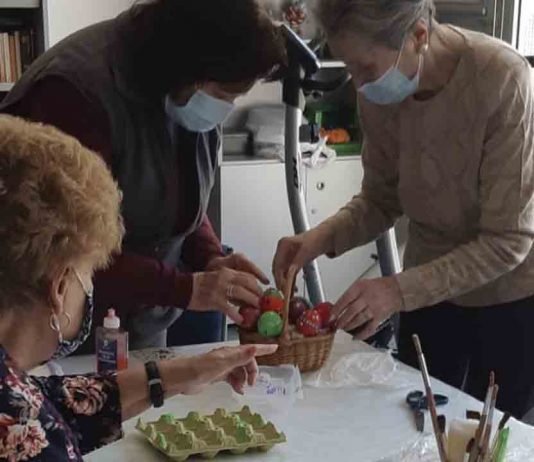 Los mayores de Bronze Coure celebran la Semana Santa pintando huevos de pascua Los mayores de Bronze Coure celebran la Semana Santa pintando huevos de pascua