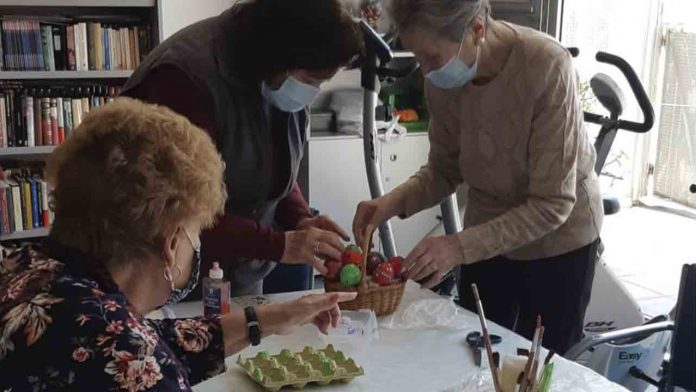 Los mayores de Bronze Coure celebran la Semana Santa pintando huevos de pascua
