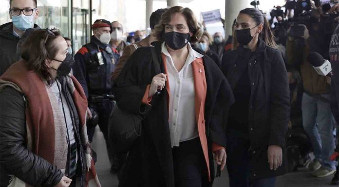 El juez recrimina a la entidad que denunció a Colau, que deje de impulsar una causa contra el Ayuntamiento El juez recrimina a la entidad que denunció a Colau, que deje de impulsar una causa sin fundamento contra el Ayuntamiento El juez titular del Juzgado de instrucción número 21 de Barcelona que investiga la causa de las subvenciones contra Ada Colau recrimina a la entidad que se querelló contra la alcaldesa que deje de impulsar “una causa general contra el Ayuntamiento de Barcelona”. La contundente respuesta la recoge un auto dictado este viernes en que el magistrado deniega la realización de nuevas pruebas. La Asociación para la Transparencia y la Calidad Democrática, pidió al magistrado proseguir con la investigación y pidió la revisión de todas las subvenciones que fueron concedidas a entidades supuestamente afines a la alcaldesa entre 2014 y 2021. La Fiscalía ya cargó contra la petición acusando a la entidad de impulsar una investigación “por si acaso” encontraban alguna irregularidad, lo que se conoce como una investigación prospectiva. En el mismo sentido se expresa el juez que lamenta que la entidad solicite “una investigación puramente prospectiva proscrita por el derecho Penal”. Considera "improcedente e innecesaria" la revisión de todos los convenios y reprocha “que no se puede hacer de las presentes diligencias una causa general contra el ayuntamiento y más tras la declaración de la interventora”. Tanto el juez como la fiscalía reprochan a la entidad querellante que pretenda hacer "una investigación prospectiva" El testimonio de la Interventora delegada del área de Servicios sociales del ayuntamiento fue clave para avalar la legalidad y el interés público de las subvenciones que fueron otorgadas por la alcaldesa y su gobierno municipal. Recordó que las ayudas públicas que han sido cuestionadas se venían adjudicando desde la etapa del anterior alcalde, el convergente, Xavier Trias. La contundencia con la que el juez y la fiscalía han rechazado las peticiones de investigación de la entidad querellante han empujado a los abogados de la alcaldesa a pedir por segunda vez el archivo de la causa contra ella. Consideran que todas las pruebas que se han practicado hasta ahora acreditan que los hechos objeto de instrucción no son constitutivos de delito alguno. “Estamos ante hechos que no tienen relevancia penal”, subrayan. Y agregan que la declaración de la interventora ha “pulverizado” la totalidad de las conclusiones incriminatorias que la acusación popular sostiene en su querella y escritos posteriores”. El juez recrimina a la entidad que denunció a Colau, que deje de impulsar una causa contra el Ayuntamiento